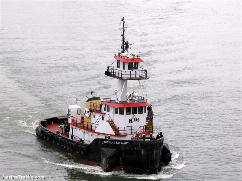 Tug boat and fuel barge run aground near Bella Bella: crew rescued, leak reported - image