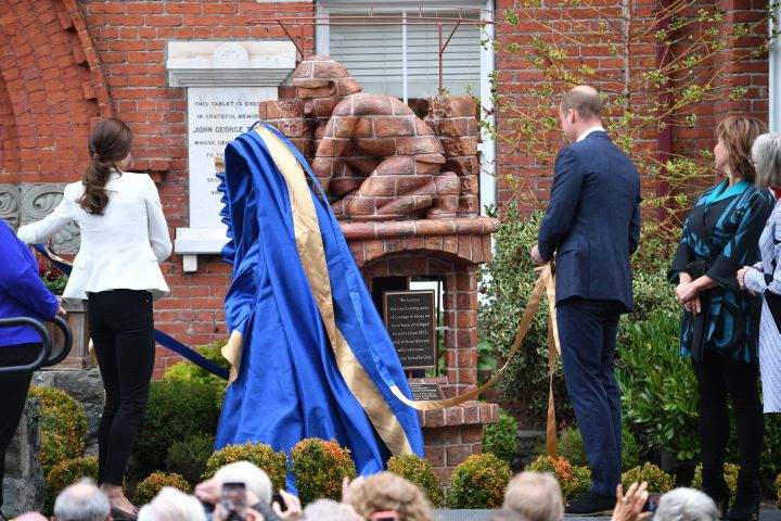 The royal couple unveiled a statue at the Cridge Centre, paying tribute to people who have overcome challenges.