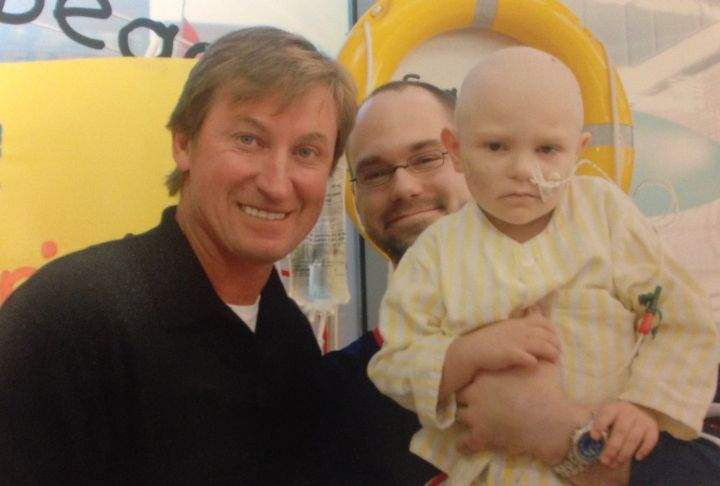 Wayne Gretzky poses for a photo with Ainsley Bender-Yantha (far right) at the Stollery Children’s Hospital in 2007.