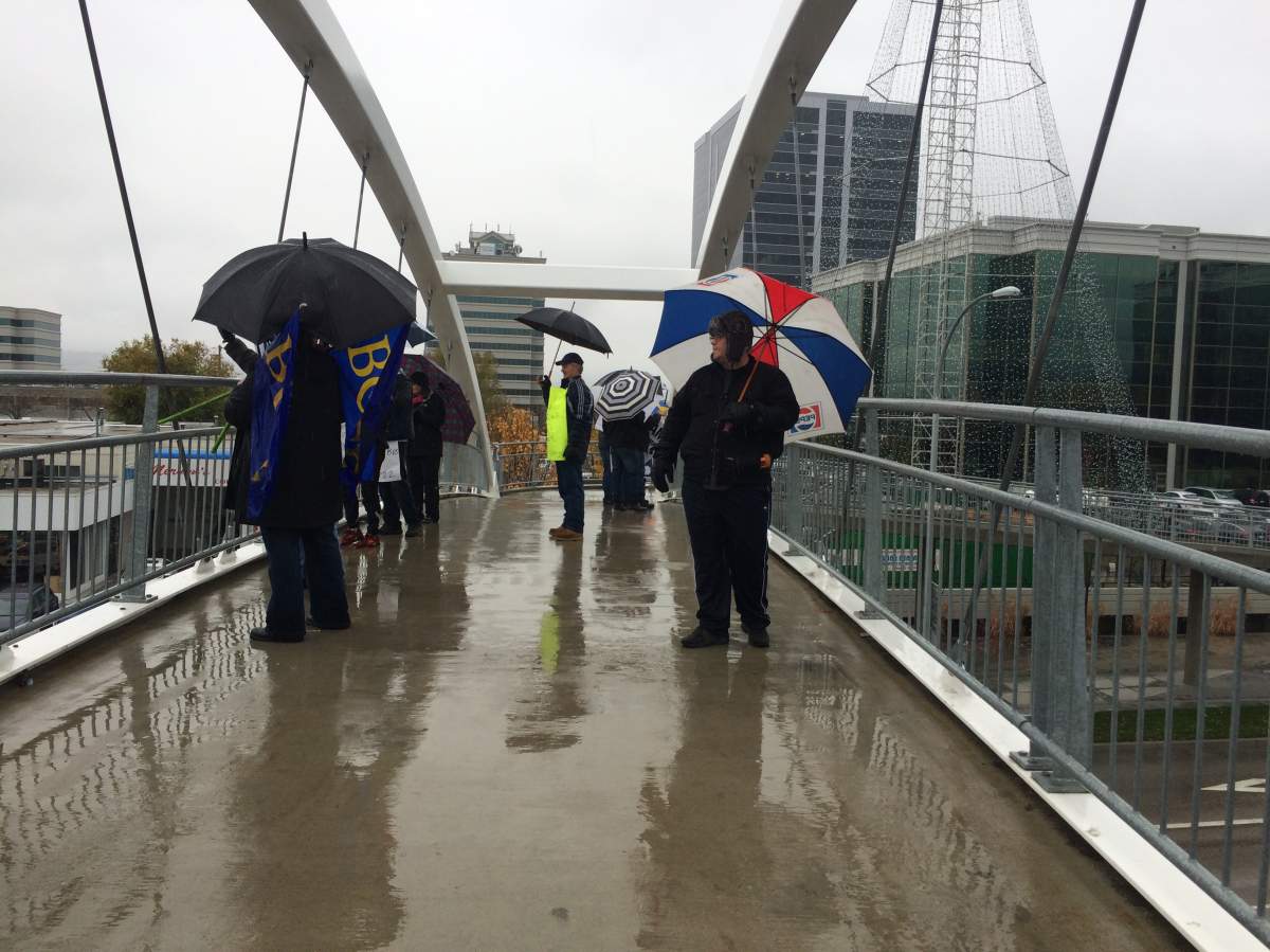 Premier’s office picketed by bus drivers on strike - image