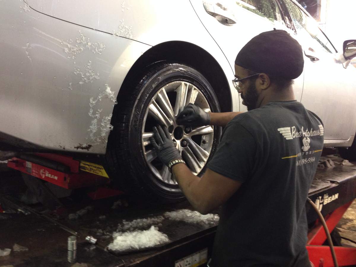 Some Montrealers waited up to two hours to have their winter tires changed, Monday, November 21, 2016.