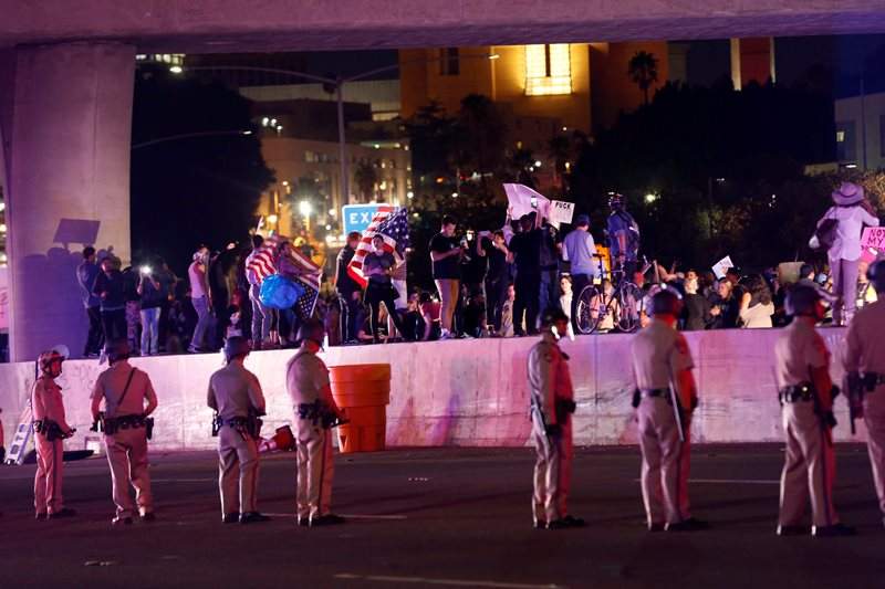 Demonstrators take over the Hollywood 101 Freeway in protest against the election of Republican Donald Trump as President of the United States in Los Angeles, California, U.S. November 9, 2016 REUTERS/Mario Anzuoni