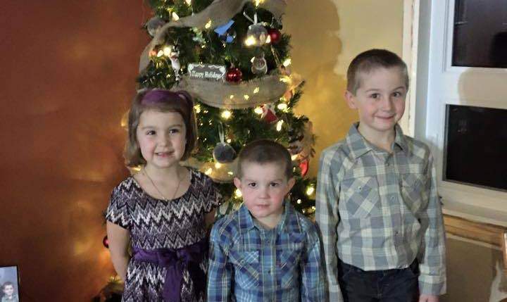 family-christmas-tree-photo