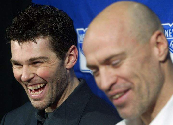 A file photo of Jaromir Jagr (left) sharing a laugh with Mark Messier in 2004. 