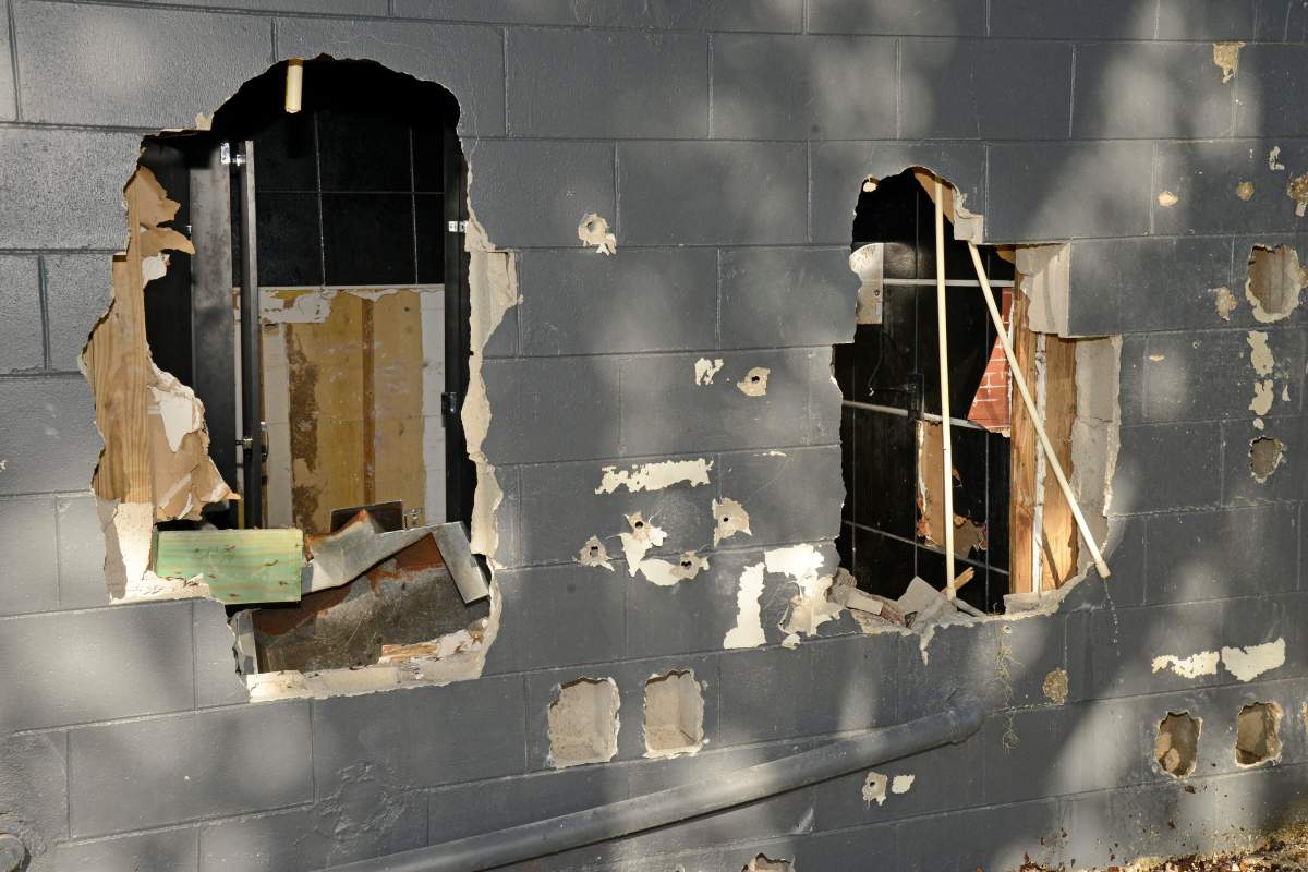 Orlando nightclub shooting photos show how police freed people - image