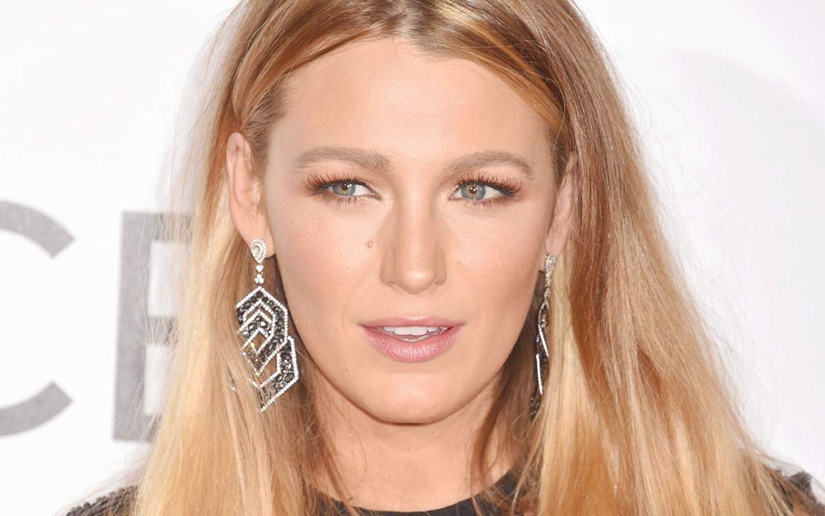 Actress Blake Lively attends the People's Choice Awards 2017 at Microsoft Theater on January 18, 2017 in Los Angeles, California. 