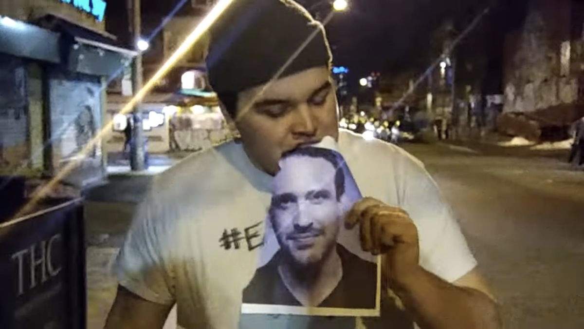 Noah Maloney has vowed to post videos of himself eating a photo of Jason Segel until the actor responds by eating a picture of him. 