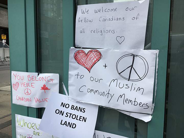 People left cards and notes of support at the mosque following the protest. (Adam Dabrowski/Global News)