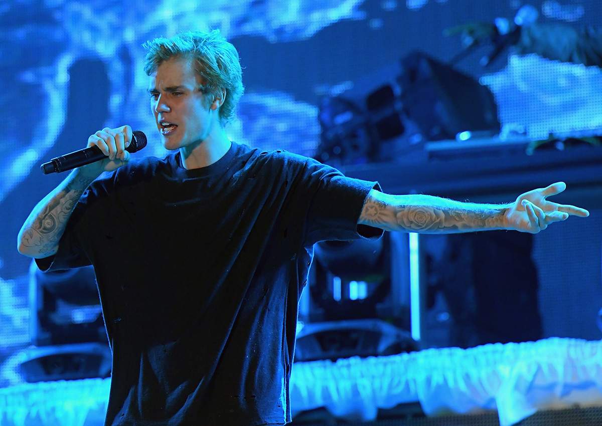 Justin Bieber performs poolside at Fontainebleau Miami Beachs New Years Eve Celebration at Fontainebleau Miami Beach on December 31, 2016 in Miami Beach, Florida.