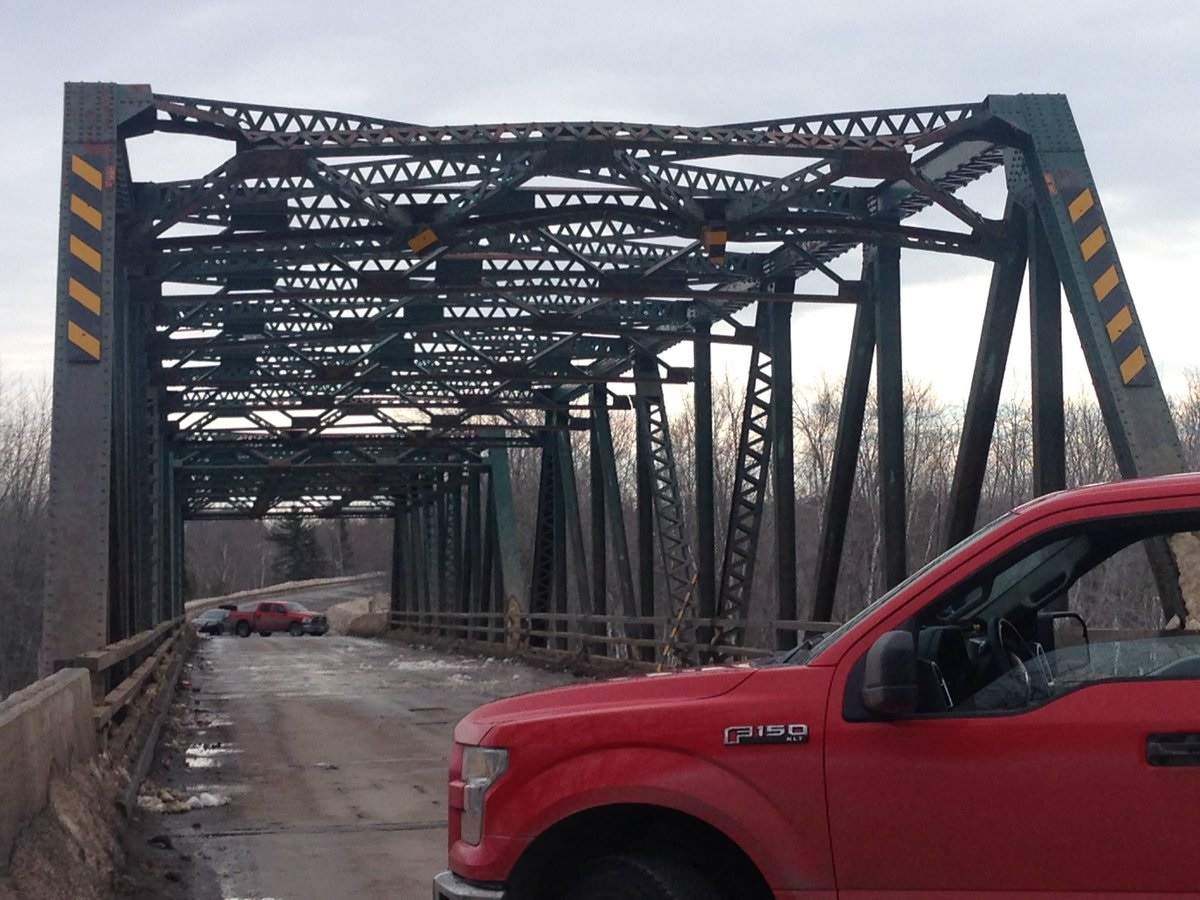 Lincoln bridge closed
