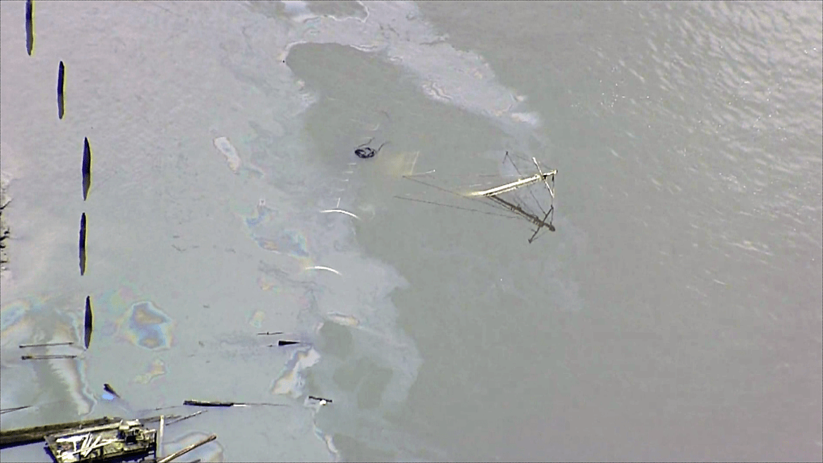 Sunken boat causes fuel spill in Fraser River - image