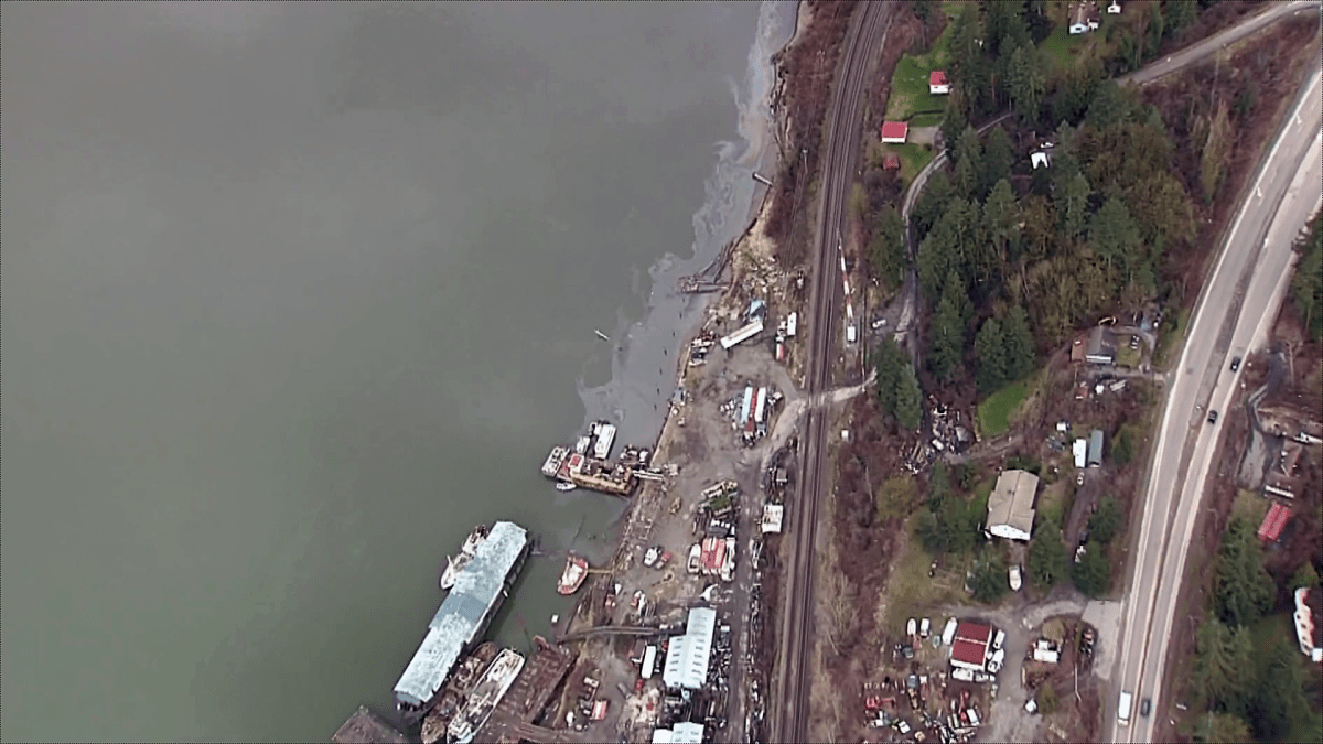 Sunken boat causes fuel spill in Fraser River - image