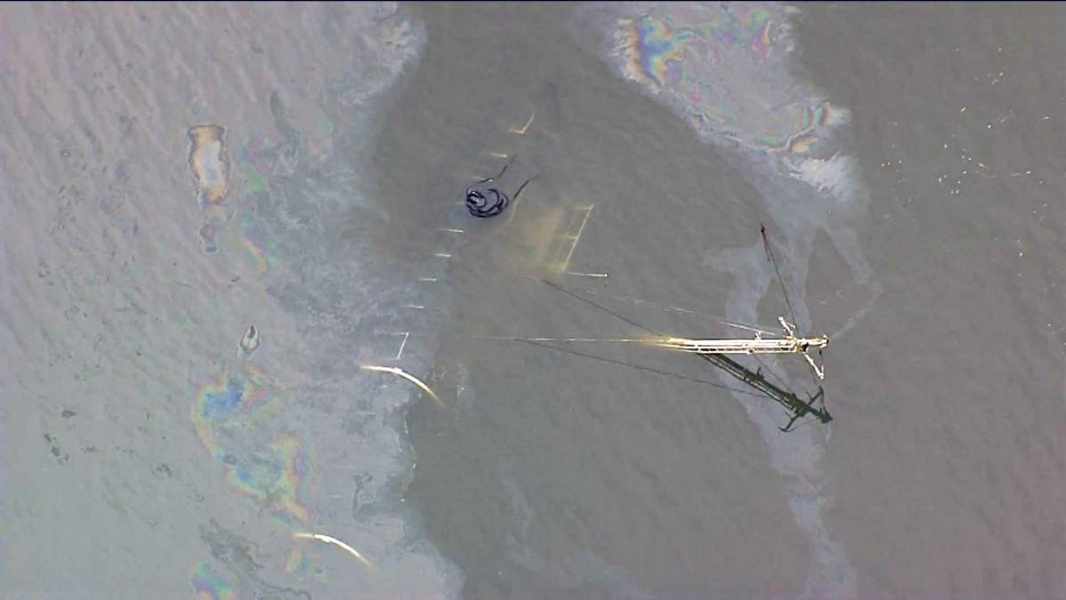 Sunken boat causes fuel spill in Fraser River - image