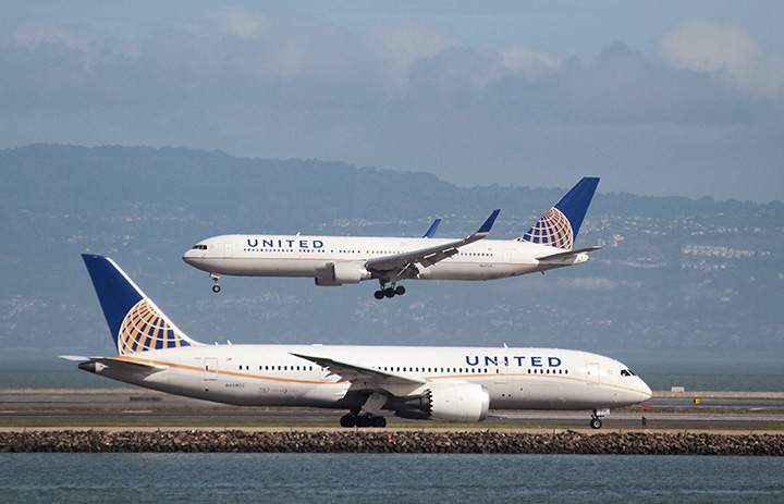 A United Airlines Boeing 787 taxis as a United Airlines Boeing 767 lands at San Francisco International Airport in this February 7, 2015 file photo.