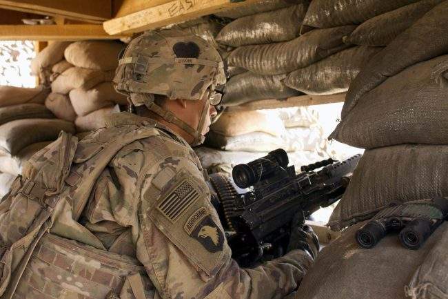 A U.S. Army soldier guards a position at Camp Swift, northern Iraq, Sept. 8, 2016.

