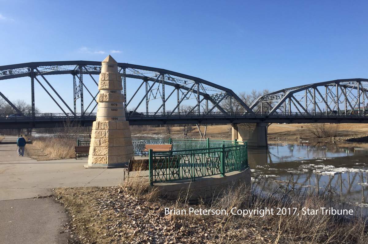 The Sorlie bridge, between Grand Forks and E. Grand Forks in 2017.