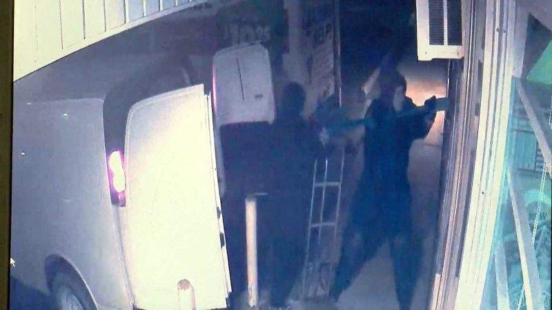 Surveillance footage shown to Global News appears to show two men attempting to break into the G-Mart convenience store in the 1800 block of 14 Avenue N.E. on Friday, April 28, 2017.