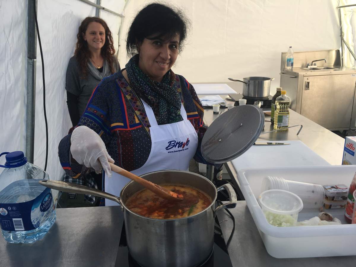 Fatma, a Palestinian refugee, shares her lentil soup recipe at the Cuisine Ta Ville event.