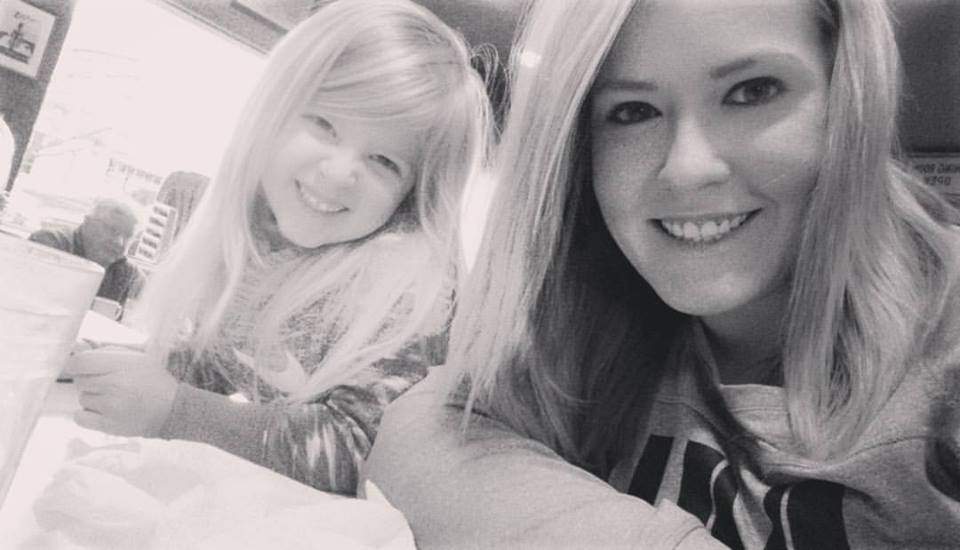 Mom’s bikini selfie with daughter goes viral for all the right reasons - image