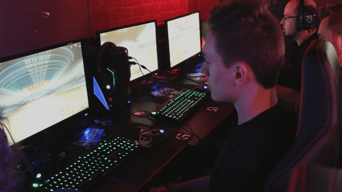 Three-time TrackMania 2 Stadium world champion Carl-Antoni Cloutier (CarlJr) races at Meltdown Montreal.