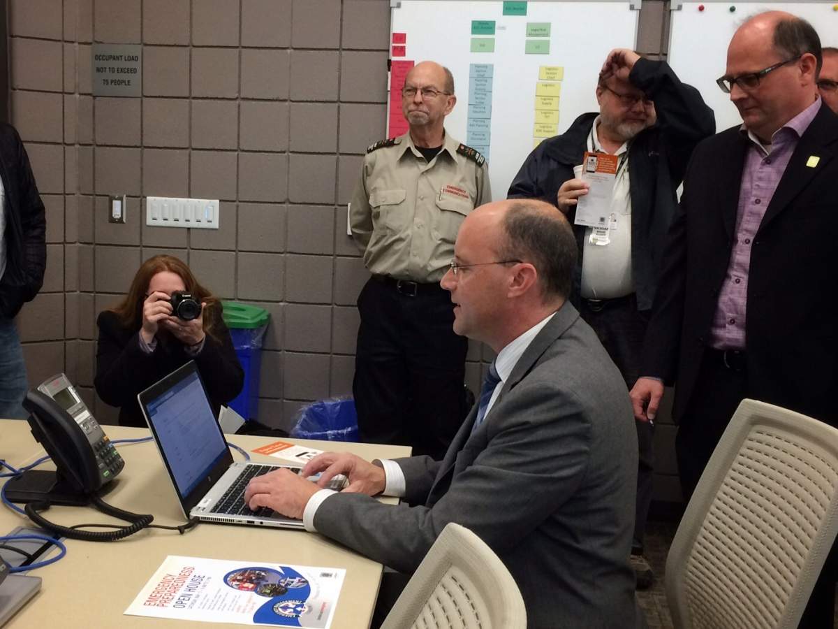 London Mayor Matt Brown signs up for Alert London emergency notifications at the Emergency Operations Centre in London, Ont. on May 8, 2017.