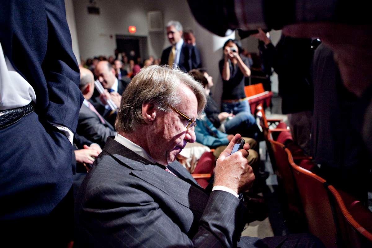 James \”Jim\” Chanos, founder and managing partner of Kynikos Associates, uses a Blackberry mobile phone prior to a speech by U.S. President Barack Obama speaks about financial reform at Cooper Union in New York, U.S., on Thursday, April 22, 2010.