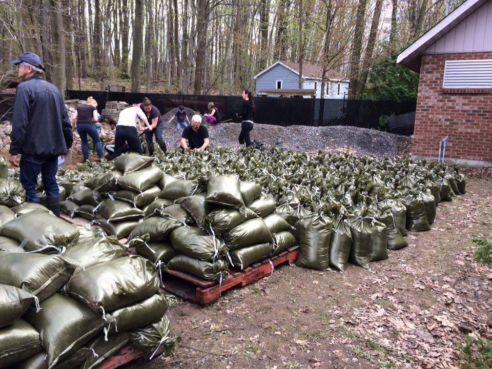 Residents and volunteers work together to save homes in Vaudreuil-Sur-Le-Lac.
