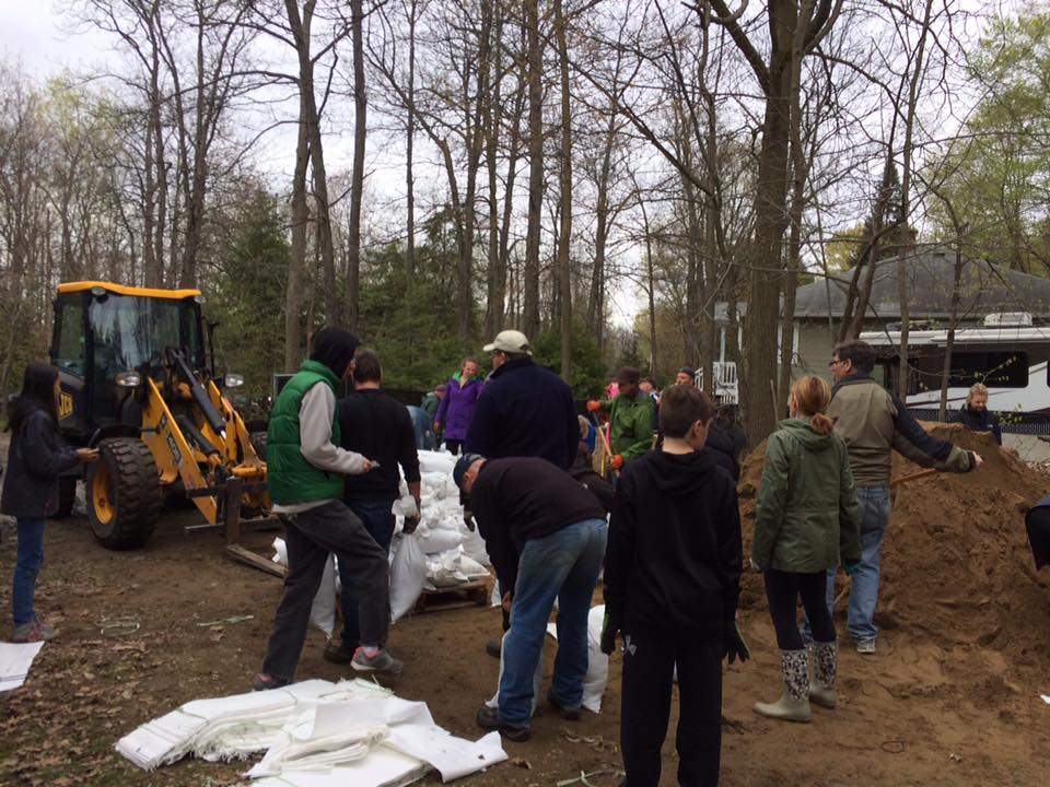 Residents and volunteers work together to save homes in Vaudreuil-Sur-Le-Lac.