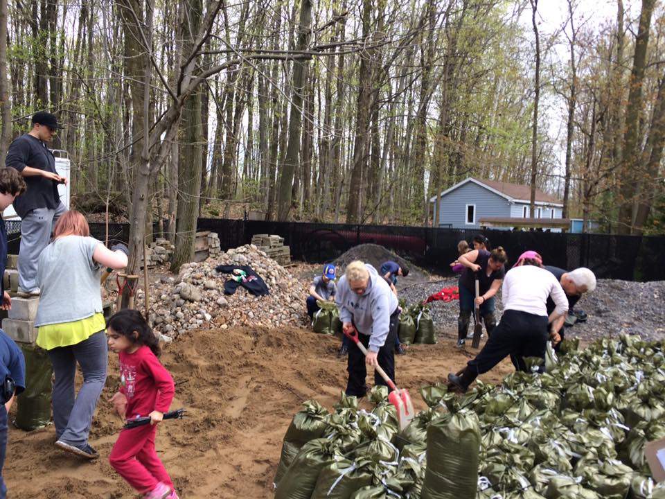 Residents and volunteers work together to save homes in Vaudreuil-Sur-Le-Lac.