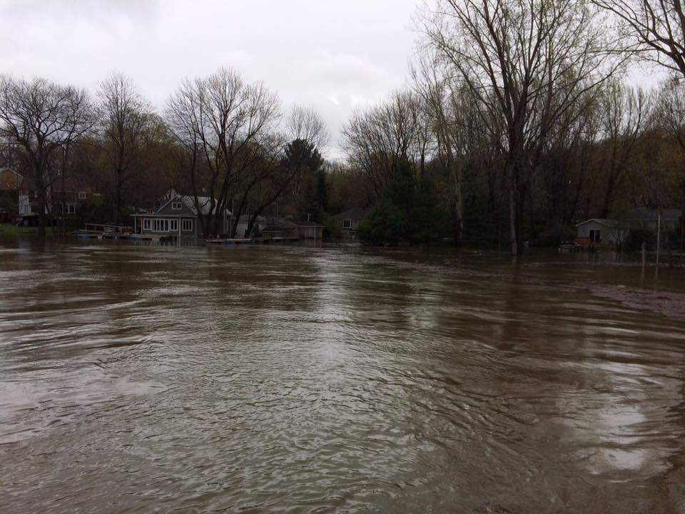 Residents and volunteers work together to save homes in Vaudreuil-Sur-Le-Lac.