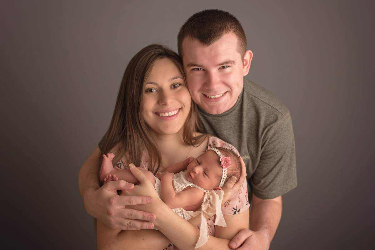 Military couple poses for touching maternity photo while 10,000 km apart - image