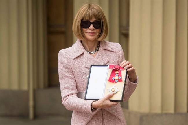 'Vogue' editor-in-chief, Anna Wintour, poses in front of Buckingham Palace after receiving her Dame Commander insignia. May 5, 2017.