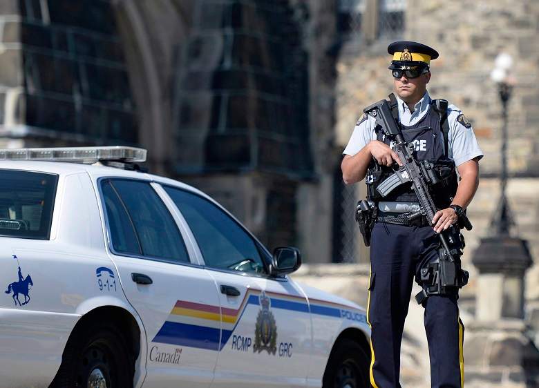 An armed RCMP officer on Parliament Hill on Aug. 11, 2016 after ISIS supporter Aaron Driver was shot dead by police in Strathroy, Ontario, during an attempted suicide bombing. THE CANADIAN PRESS/Justin Tang.
