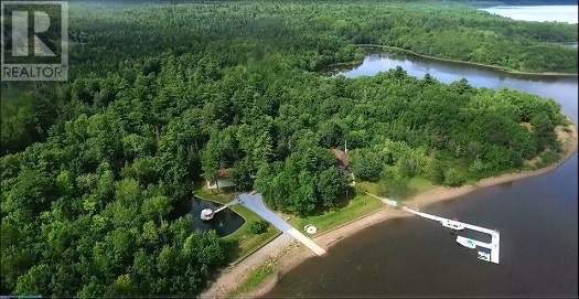 Featuring deep water anchorage on the St. John River, large boats, yachts and even sea plans can dock at this home