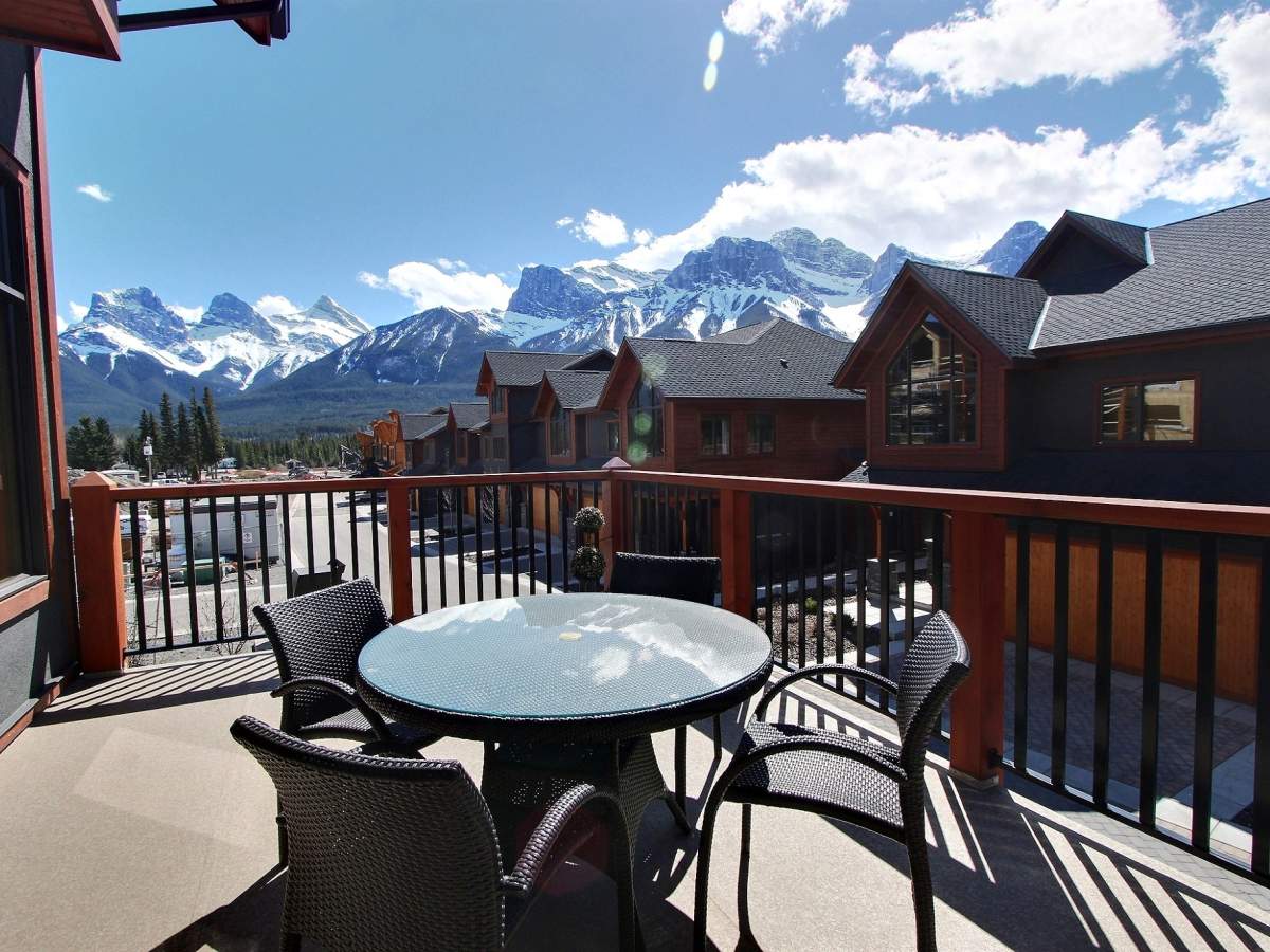 A dearth of lakefront property near major cities means Alberta cottages can cost upward of $800,000.