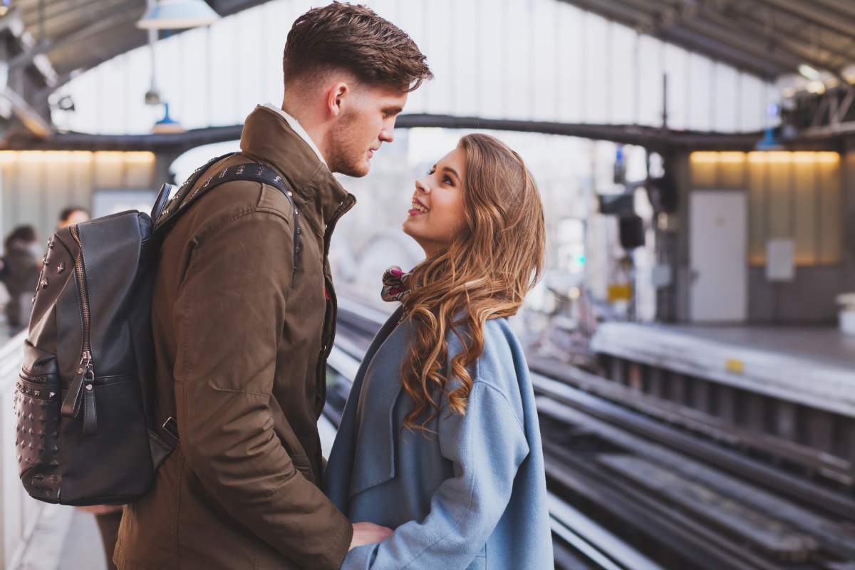 Coupes in long distance relationships can be just as happy (if not happier) than couples who live close together, one study reported.