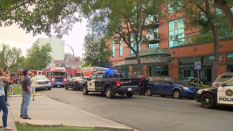 Calgary police respond to a building in the 800 block of 15 Avenue S.W. on Wednesday, July 26, 2017 after firefighters reported being assaulted. 