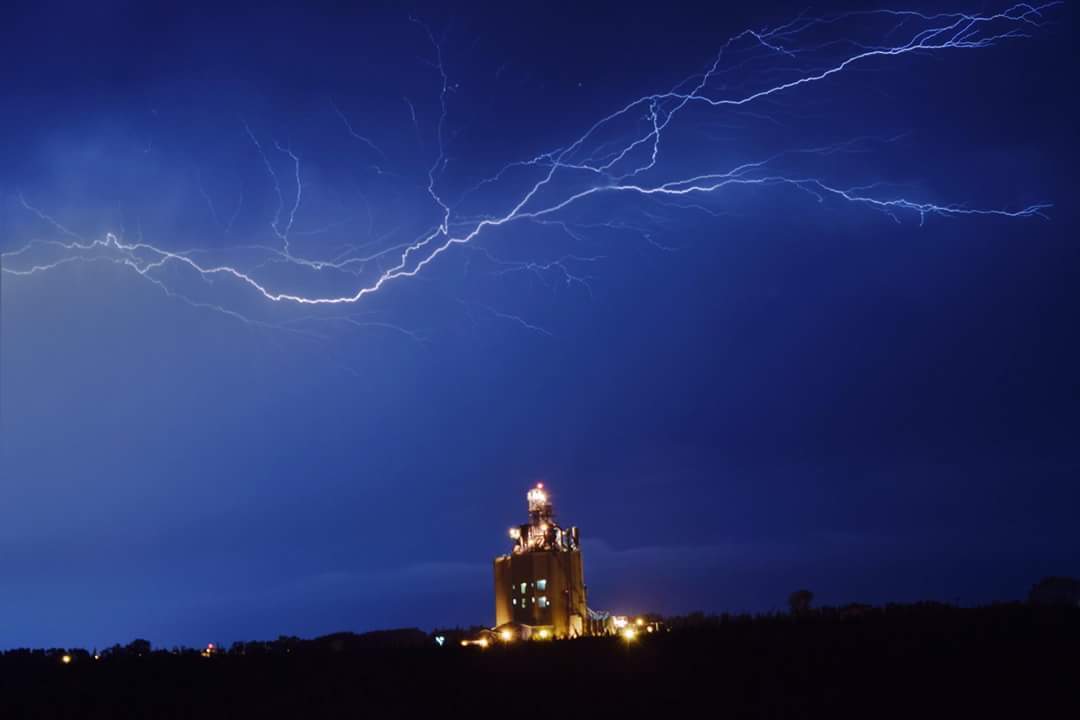 Chance of thunderstorms to start the week.