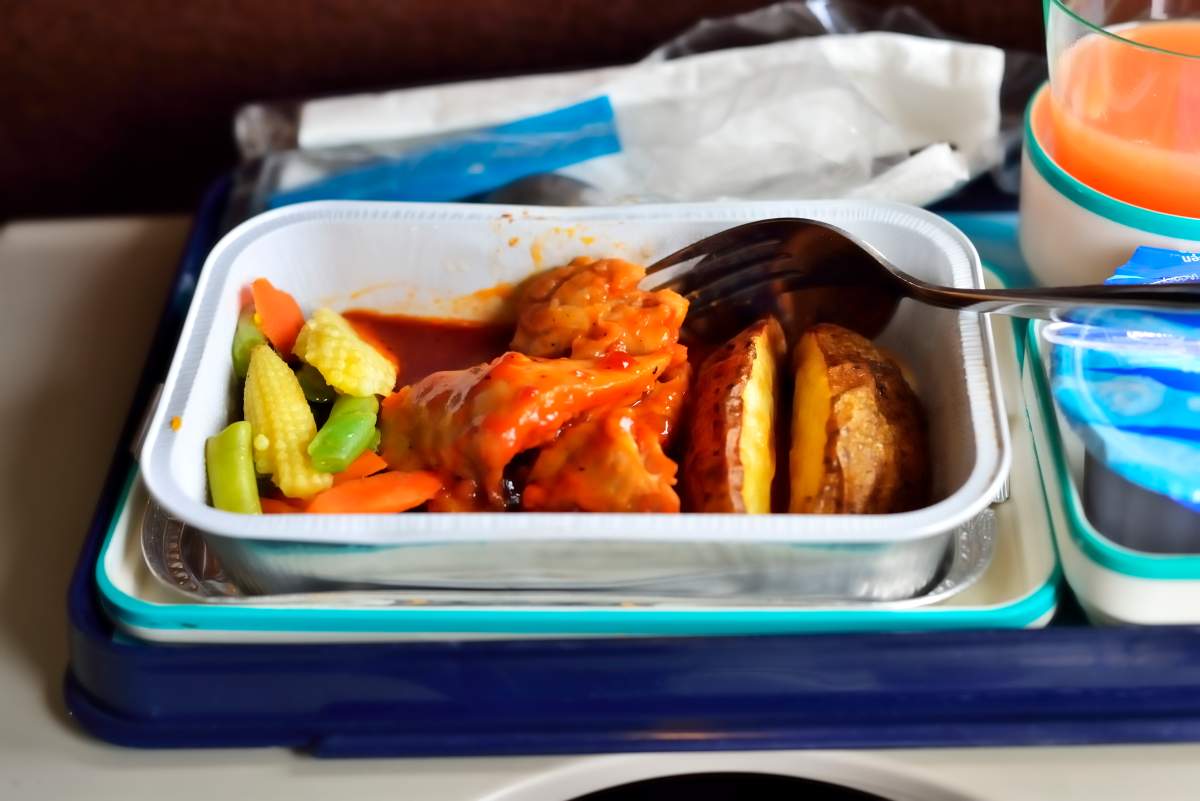 Airplane food, road trip snacks, pit stop meals – eating while you’re travelling on long-haul flights and days-long drives can be tricky.