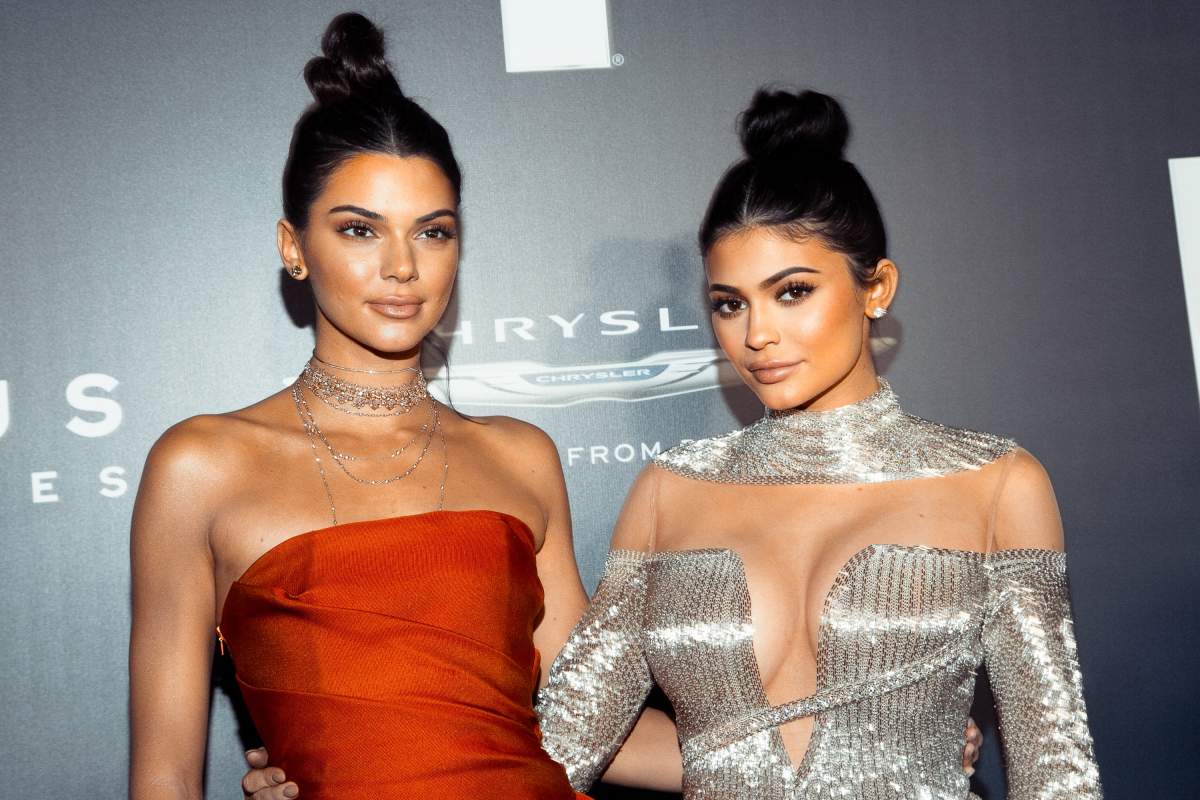 Kendall Jenner (L) and Kylie Jenner arrive for the NBCUniversal's 74th Annual Golden Globes After Party on January 8, 2017 in Beverly Hills, California. 