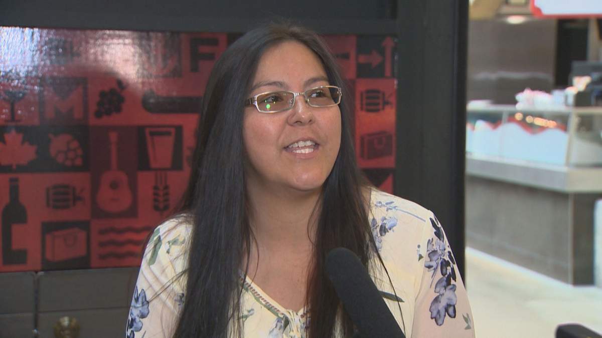 Judy Klassen bows out of the Manitoba Liberal leadership run and backs Cindy Lamoureux.