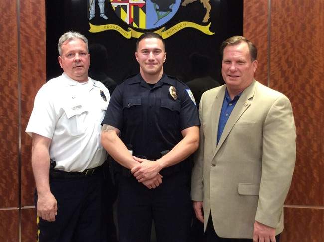 Rookie cop kindly buys diapers for shoplifting suspect - image