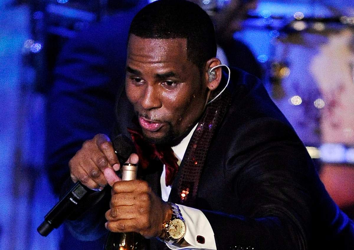 In this Feb. 12, 2011, photo, R. Kelly performs at the pre-Grammy gala & salute in Beverly Hills, Calif.