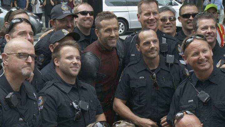 Ryan Reynolds poses with Vancouver police officers.