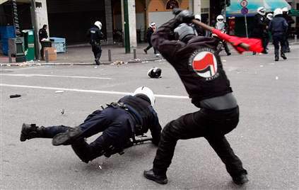 Antifa activist didn’t beat cop in Charlottesville (Faked image has been around for years) - image