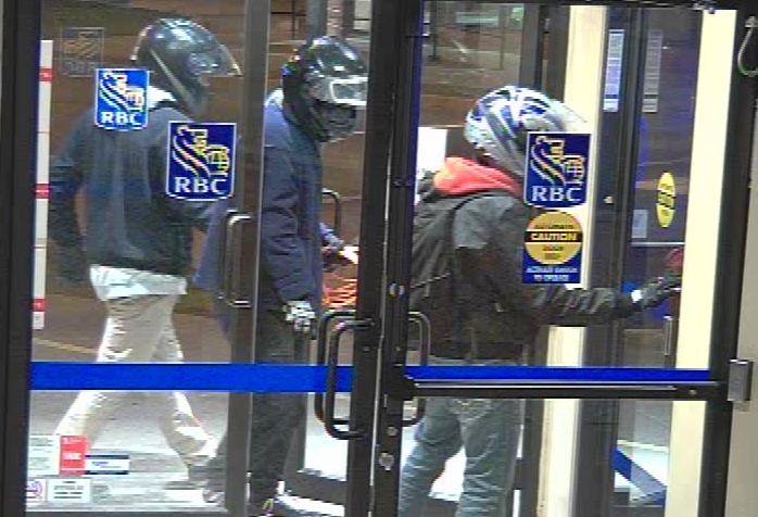 Wellington OPP are investigating an ATM theft from a bank in Erin, Ont. 