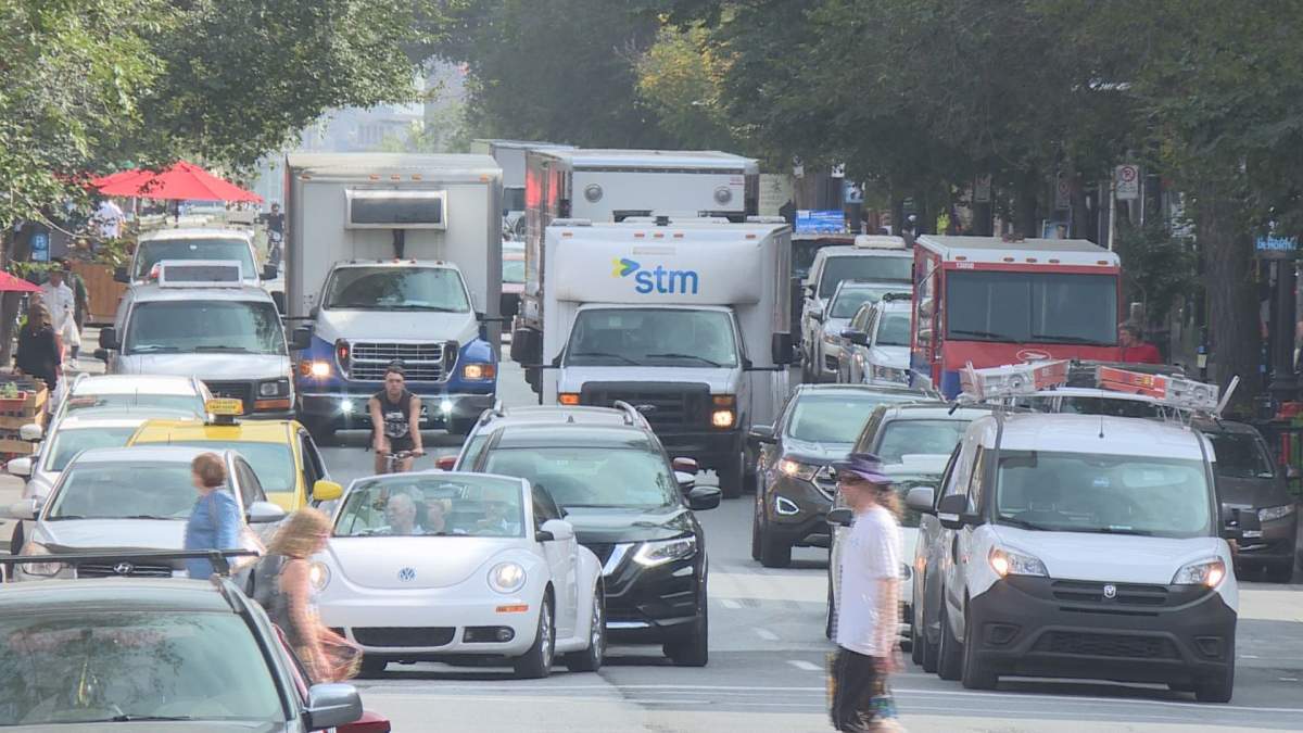 Cyclists, pedestrians and motor vehicles on St. Laurent Blvd. Sep 26, 2017.