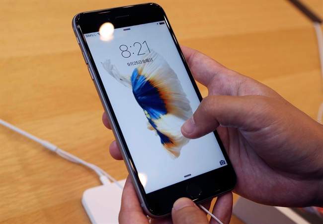 Freedom Mobile announced it will start taking orders for the latest iPhone models on Dec. 8.