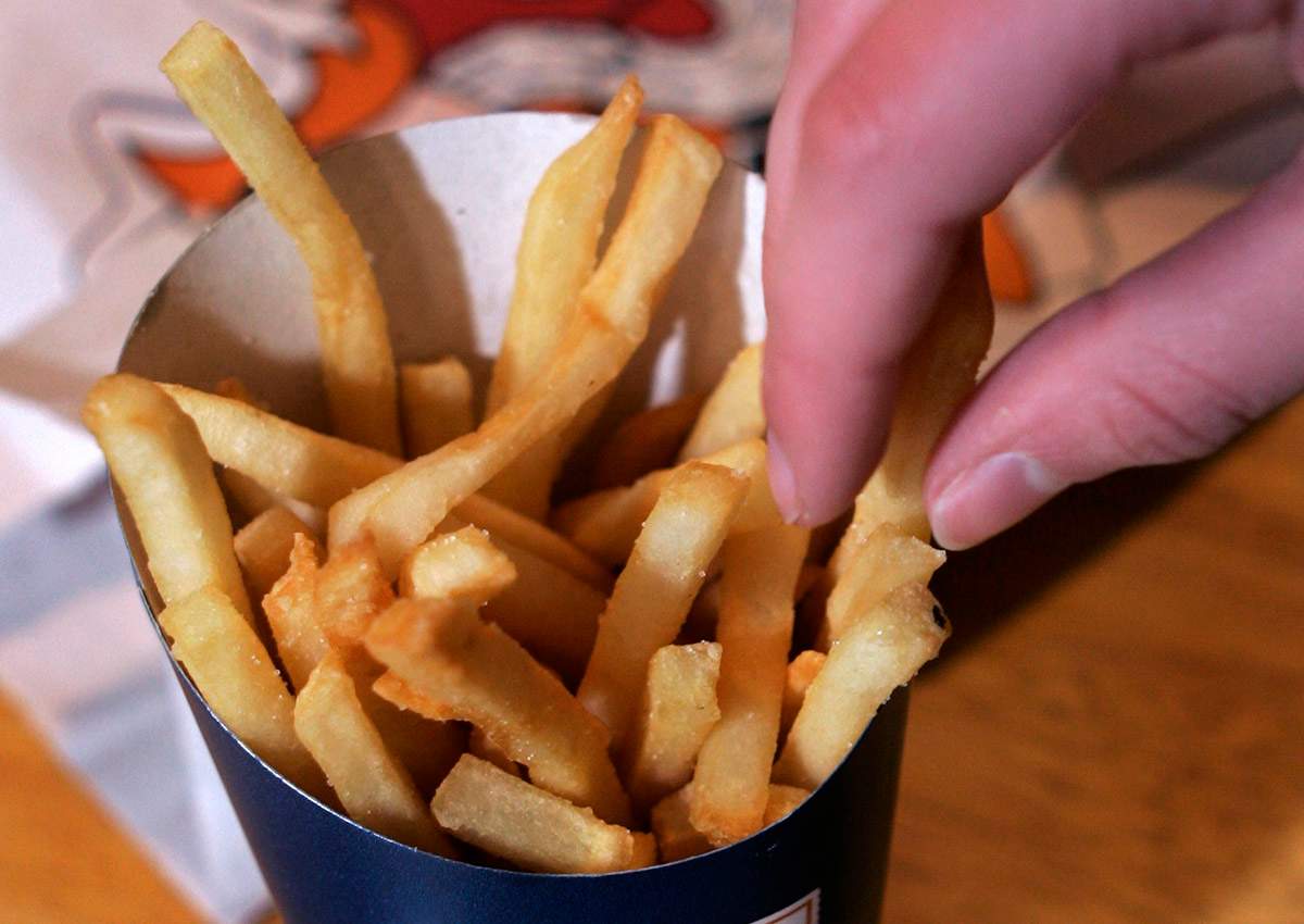 Manitobans have a big craving for fries, butter chicken and red velvet cake, according to a recent report from DoorDash Canada. .