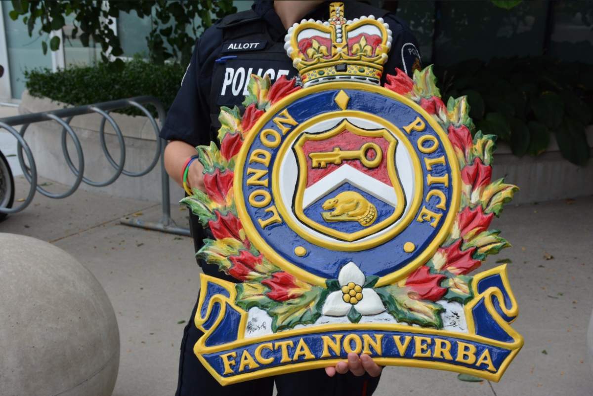 A crest Al Kurdi created and presented to the London Police Service. Taken from the @lpsmediaoffice Twitter.